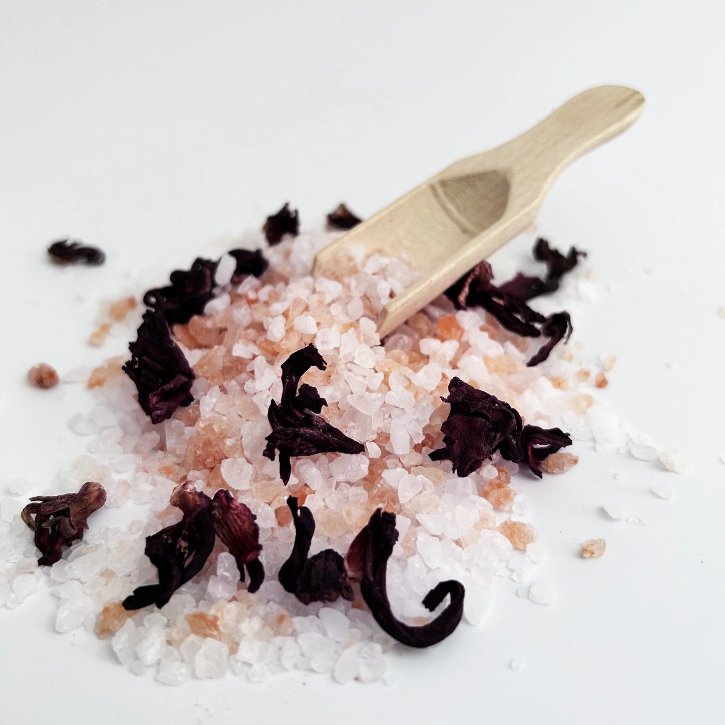 Sakura & Vanilya Özlü Hibiskus Mineral Banyo Tuzu 225 Gr – Romantik ve Ferahlatıcı Banyo Keyfi!