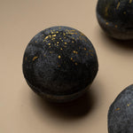 Odunsu Oryantal Kokulu Siyah Zarif Banyo Topu 3 Adet – Cazibe ve Romantizm İçin Doğal Banyo Deneyimi