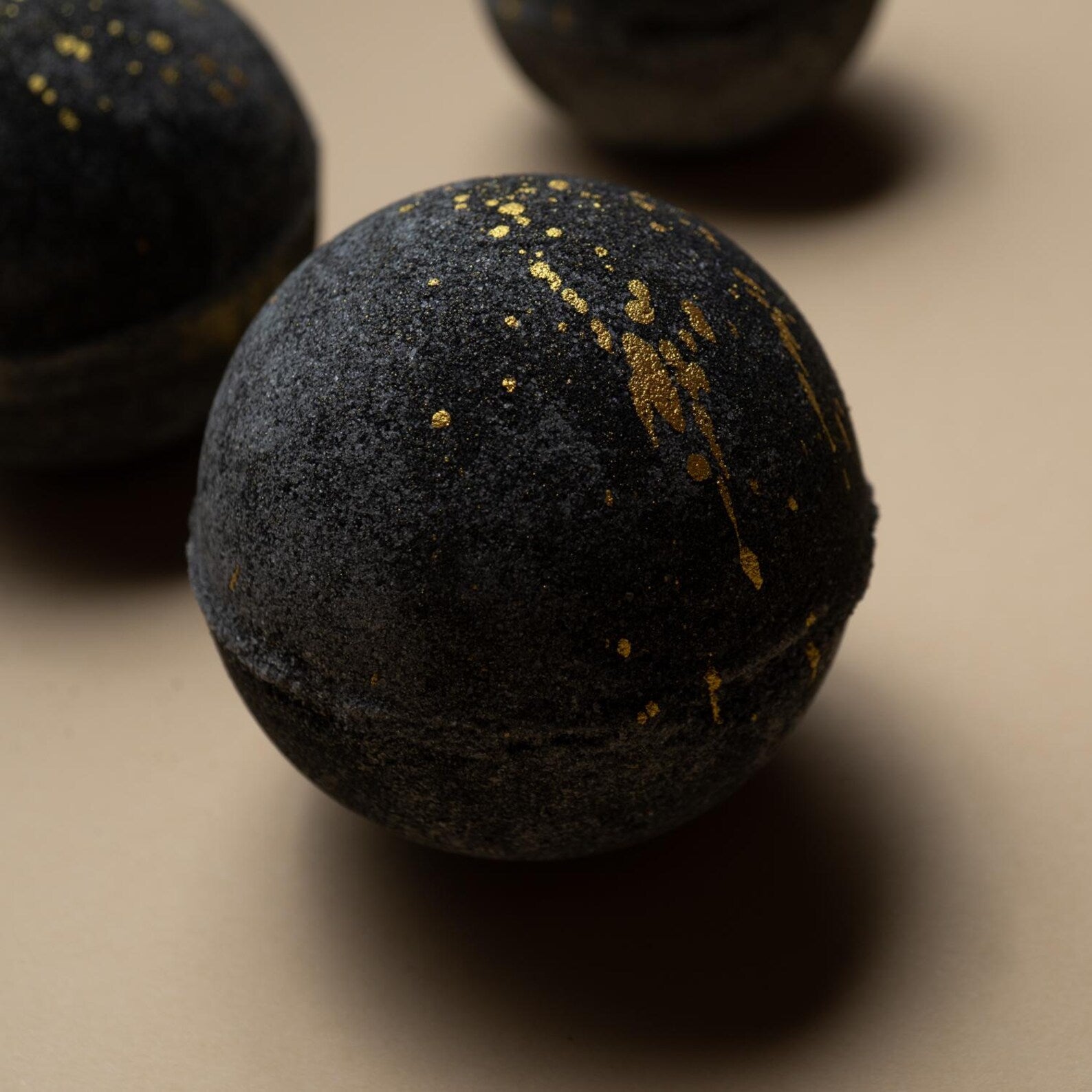 Odunsu Oryantal Kokulu Siyah Zarif Banyo Topu 3 Adet – Cazibe ve Romantizm İçin Doğal Banyo Deneyimi