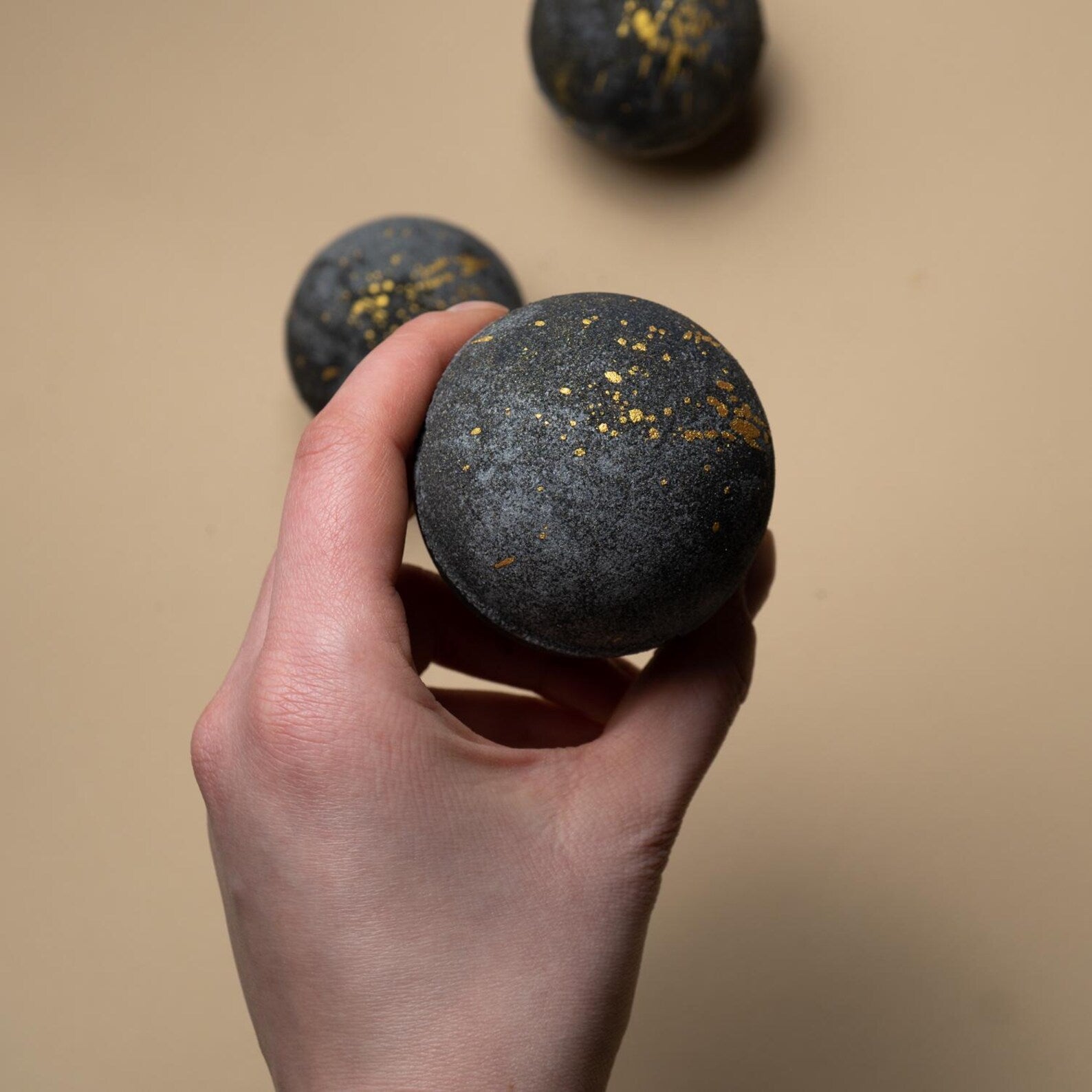 Odunsu Oryantal Kokulu Siyah Zarif Banyo Topu 3 Adet – Cazibe ve Romantizm İçin Doğal Banyo Deneyimi