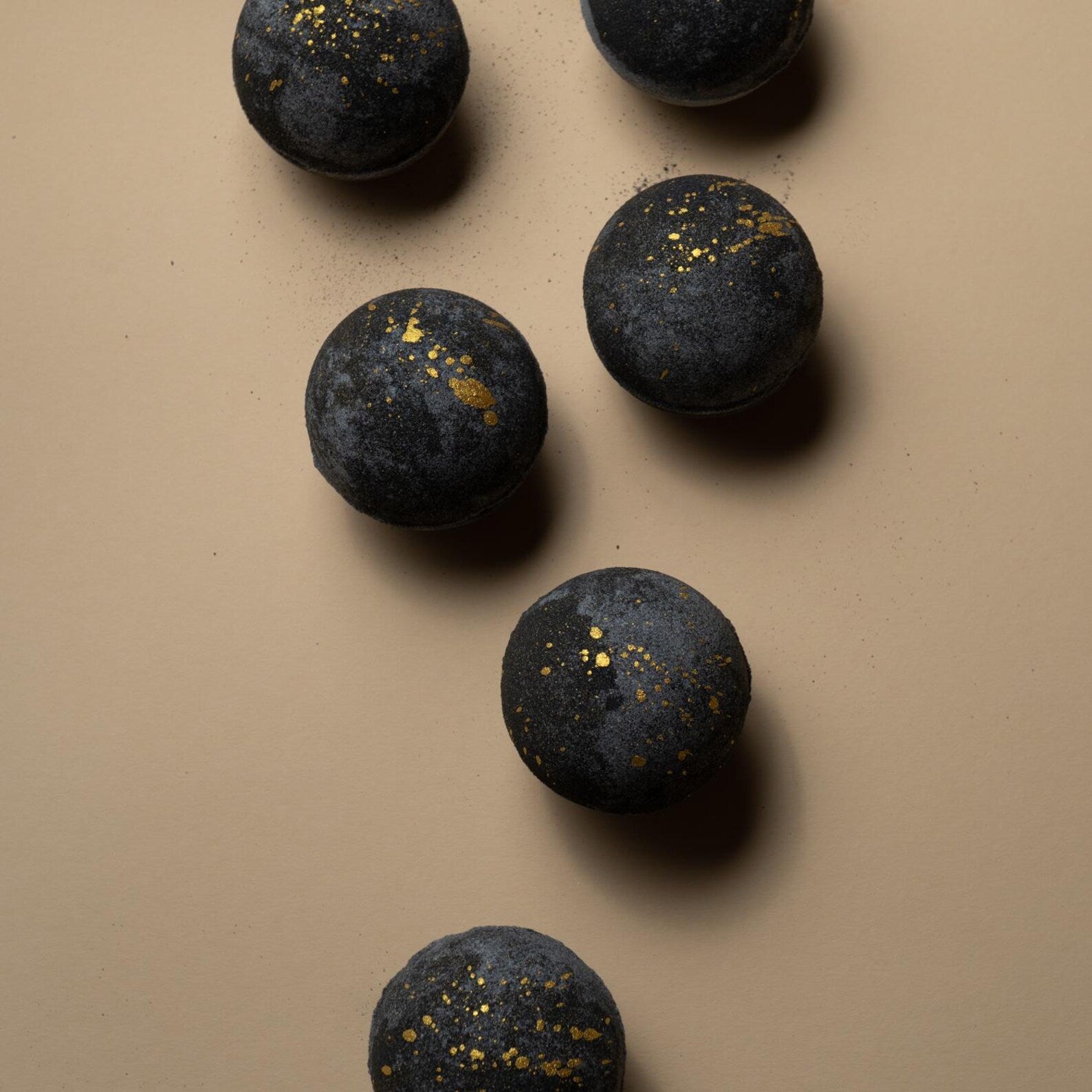 Odunsu Oryantal Kokulu Siyah Zarif Banyo Topu 3 Adet – Cazibe ve Romantizm İçin Doğal Banyo Deneyimi