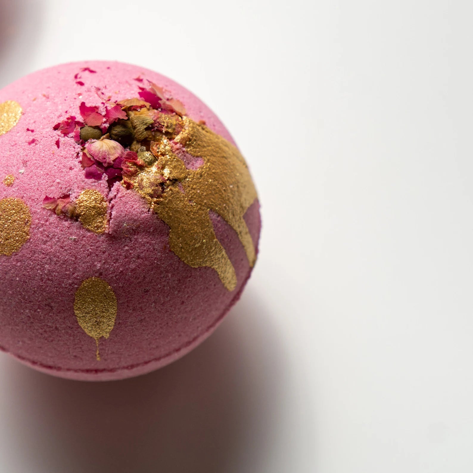 Pembe Tomurcuk Gül Banyo Topu 3 Adet – Romantik ve Ferahlatıcı Banyo Deneyimi