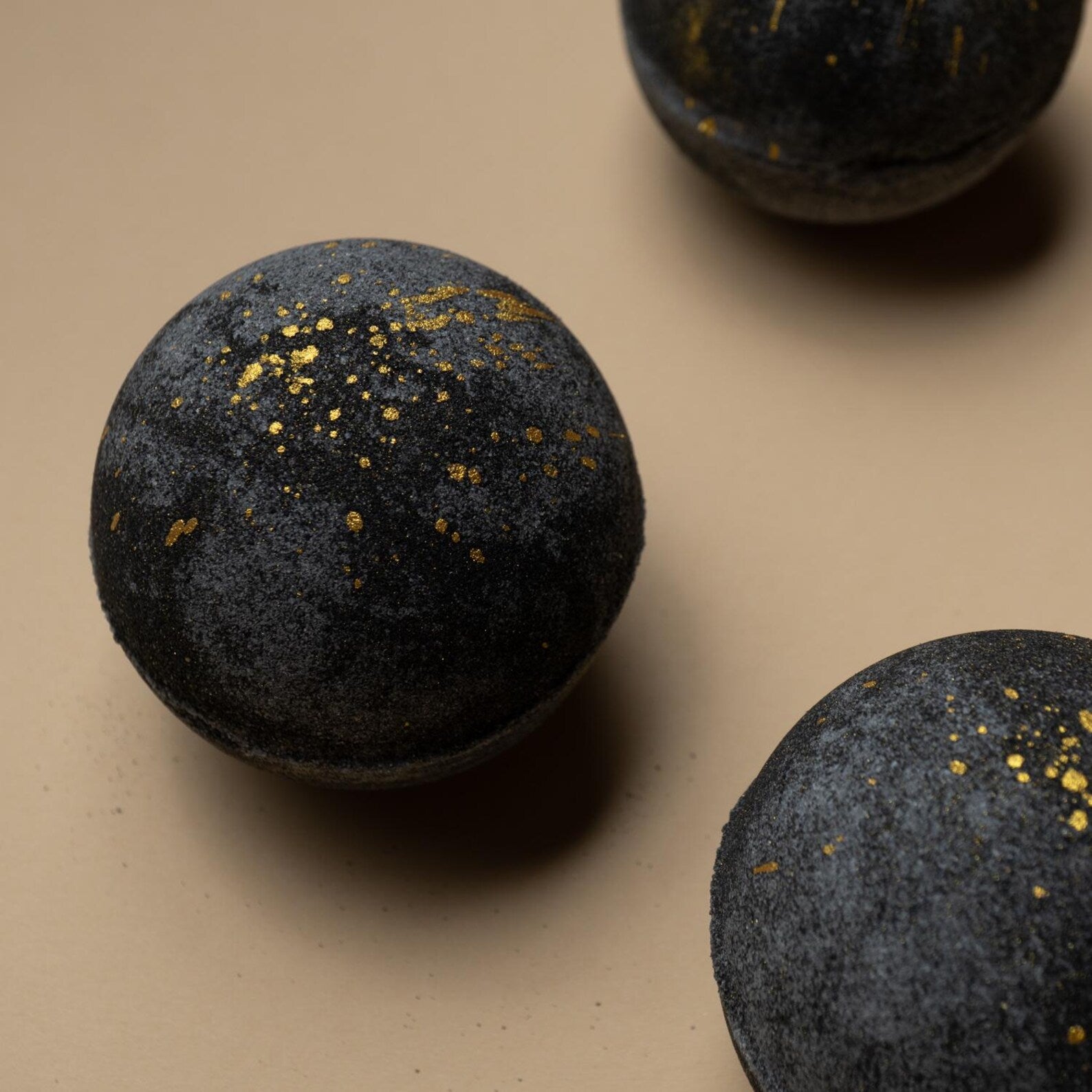 Odunsu Oryantal Kokulu Siyah Zarif Banyo Topu 3 Adet – Cazibe ve Romantizm İçin Doğal Banyo Deneyimi